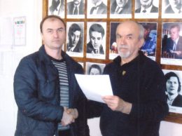 Председатель шахматно-шашечного клуба В. Пашигрев вручает грамоту чемпиону города С. Бежану