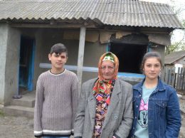 Bunica Ana cu Mihai și Dorina rămași fără adăpost