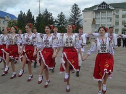 Dansează cu mult foc Ansamblul „Izvorașul”
