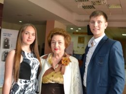 Tinerii interpreți Irina CEBOTARI și Alexandru COJOCARI cu Ala MIRONIC, președinta Organizației veteranilor din R. Moldova