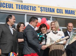 Ion DASCAL înmânează Svetlanei CAPCELEA, director, IP LT „Ștefan cel Mare”, Diploma Consiliului Raional Drochia și cadoul
