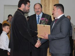 Preotul Ion NOVAC, profesor de civică și religie, primește de la Ion DASCAL Diploma Consiliului Raional