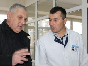 (De la stânga) Igor GROZAVU, vicepreşedinte, raionul Drochia, şi Nicolae RUSU, şef, Secţia transfuzie a sângelui, spitalul raional