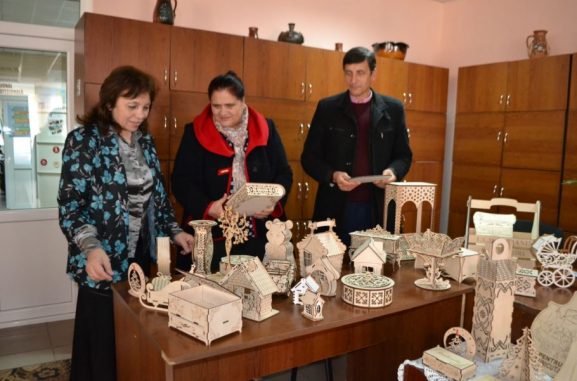 Invitații admiră lucrările de artă, produse în Laboratorul de fabricație FABLAB Drochia