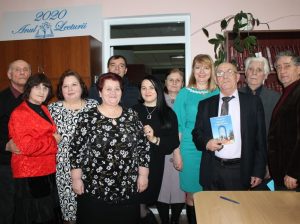 Unii din numeroșii admiratori ai creației poetului Sava Răileanu (al treilea din dreapta)
