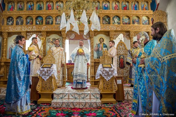 Slujba duhovnicească la Parohia Ortodoxă Română „Sfânta Cuvioasa Parascheva” din s. Chetrosu. © Maria JOSANU