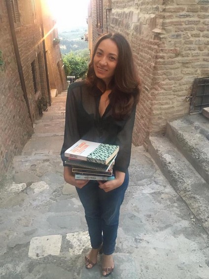 Gândindu-se la conaţionalii săi, Diana CojocarI a completat biblioteca stradală italiană cu literatură română