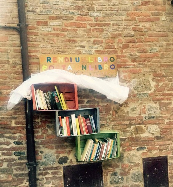 Simple, dar mereu pline sunt bibliotecile stradale italiene