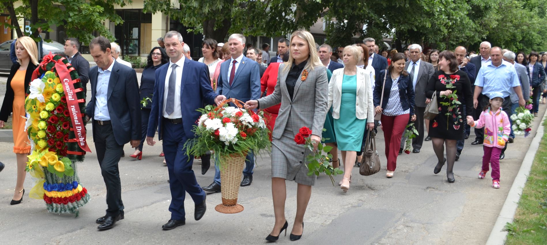 Колонна дрокиевчан направляется к памятнику Неизвестному солдату