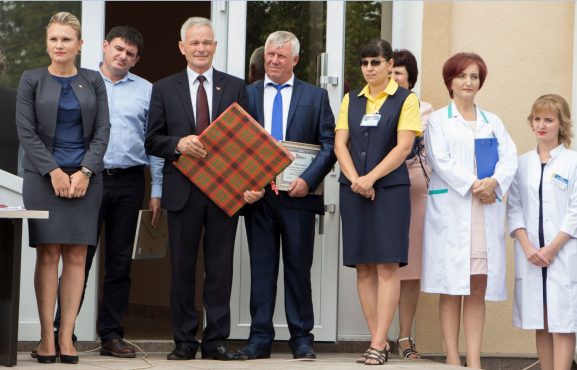 (De la stânga) Nina CERETEU, primară, or. Drochia; Ion ECHIM, director general „WeTrade-Agro”; Petru BĂRBIERU, primar, s. Ţarigrad, Vasile SASU, primar, comuna Durneşti, judeţul Botoşani, România; Alina BEJAN, şefă, Oficiul poştal Ţarigrad; Lora BOGHEAN, secretară, Consiliul sătesc Ţarigrad; Adelina SĂU, şefă, Centrul de Sănătate Ţarigrad; Rodica BALAN, medic de familie