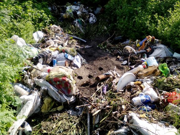 După ruperea iezăturii, apele au luat cu sine şi gunoaiele depozitate cu anii de unii „gospodari” ai localităţii