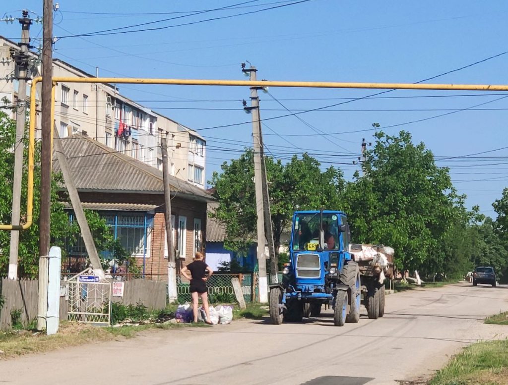 „Vine gunoiul!”, îşi strigă reciproc vecinii, de cum aud claxonul tractorului. De ce, adică, „vine gunoiul”, când, de fapt, el pleacă...
