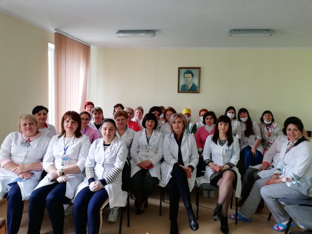 În timpuri de grea încercare, un cuvânt de felicitare, o vorbă bună, o apreciere, valorează înzecit. Imagine de la „Cinci minute” festive