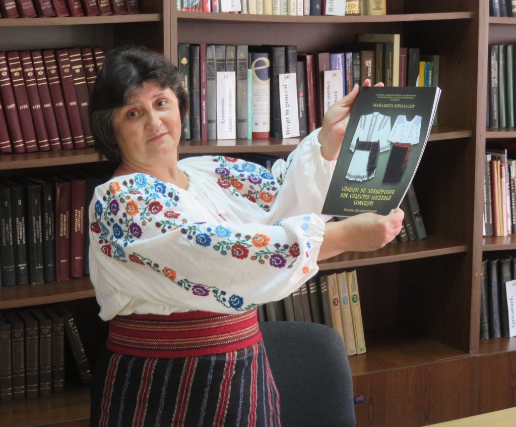 Femeia care poartă costum popular este mereu frumoasă şi în valoare