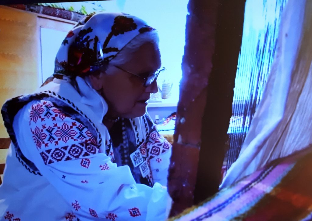 Liubovi PATLATAIA, pe lângă cântec, mai are o îndeletnicire de suflet - țesutul covorașelor  mici