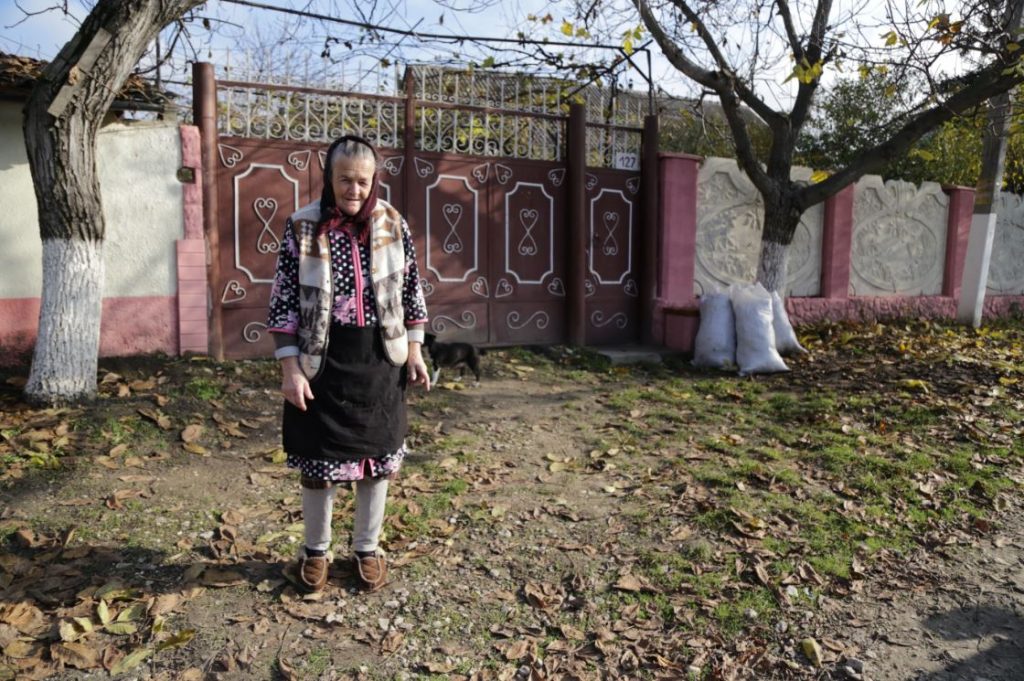 Mătușa Nadejda Nicolăescu din comuna Lozova spune că ar vrea să colecteze separat deșeurile menajere.
