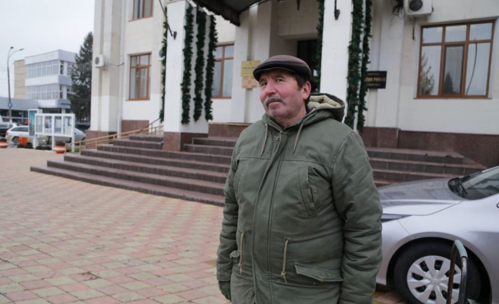 Gheorghe Lupei, locuitor al orașului Hîncești spune că este mulțumit de calitatea apei de la robinet și că nu trebuie să o aducă de la fântână.