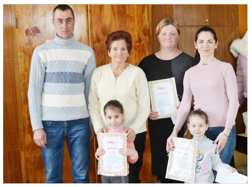 În mijloc Valentina CEBOTARI,redactor șef, cu premianții