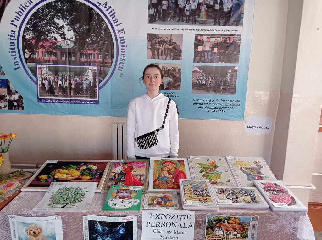 Mirabela cu lucrările ei în cadrul expoziției la IPLT „Mihai Eminescu”