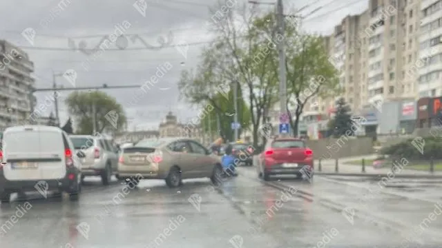 Femeie, lovită de o mașină în Capitală: Traversa neregulamentar strada