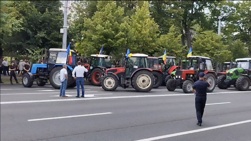 Agricultorii protestează la Parlament: Traficul rutier a fost restabilit