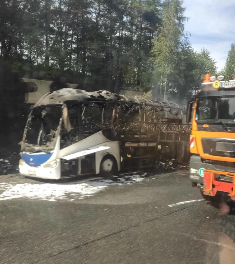 Un autocar cu moldoveni a luat foc pe un drum din Austria. Reacția MAEIE