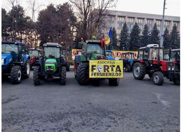 Protest – la Președinție! Agricultorii: tehnica agricolă rămâne pe marginea traseelor