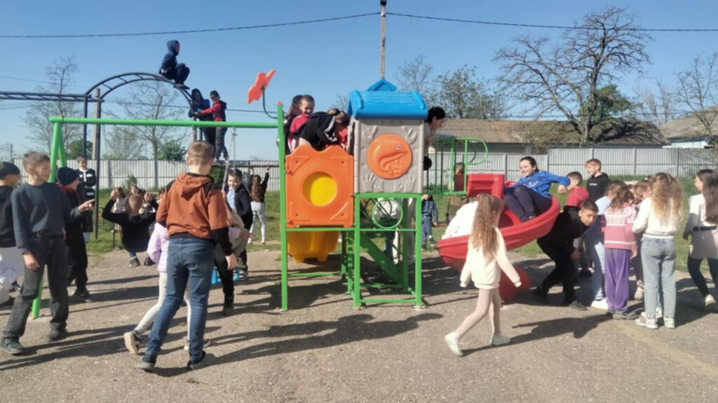 Copilărie în culori vii, la Gimnaziul din Cotova