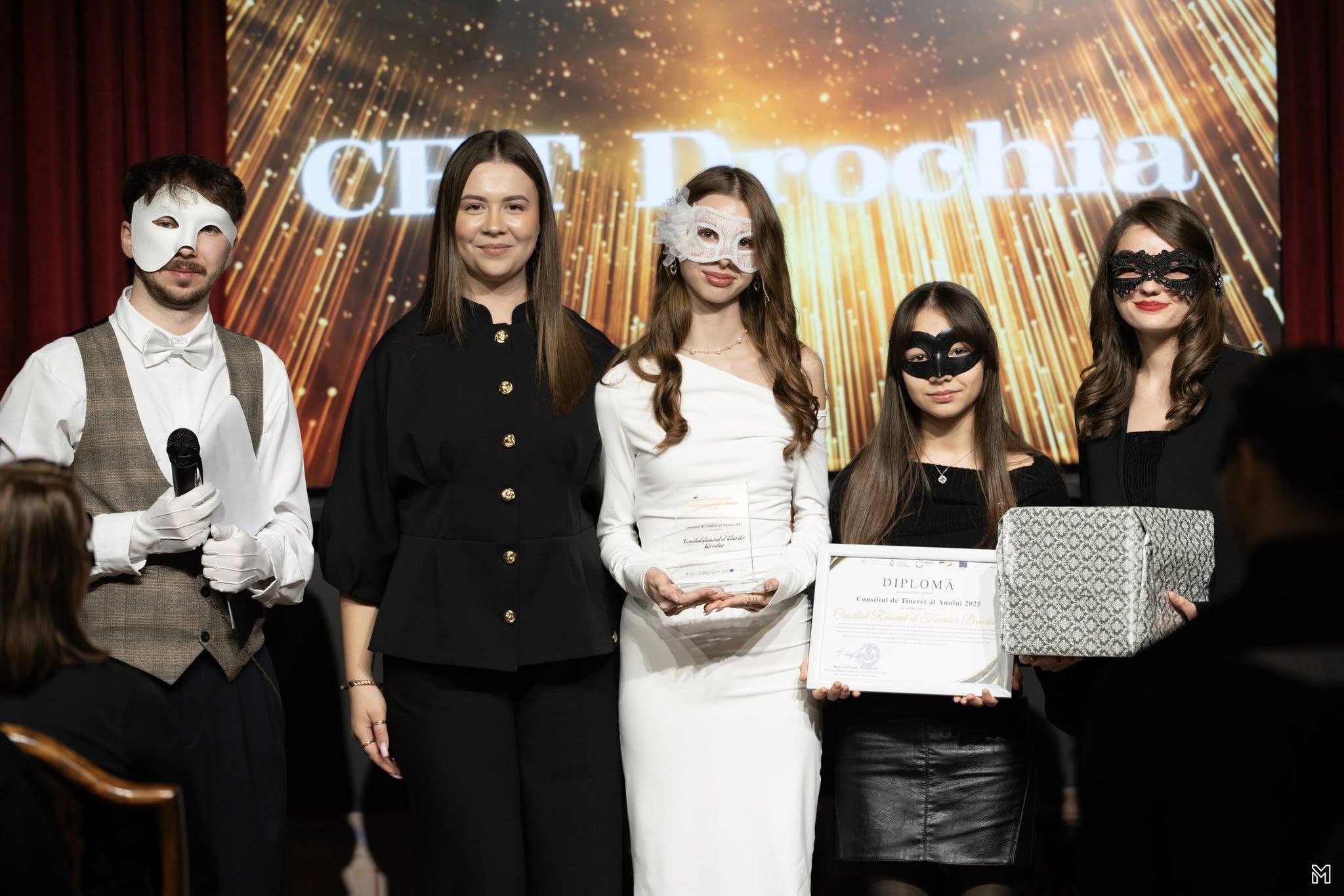 Colectivul CRT Drochia, reprezentat la gală de Adriela Bejenari, Alexandra Moldovan și Ioana Bolea (1)