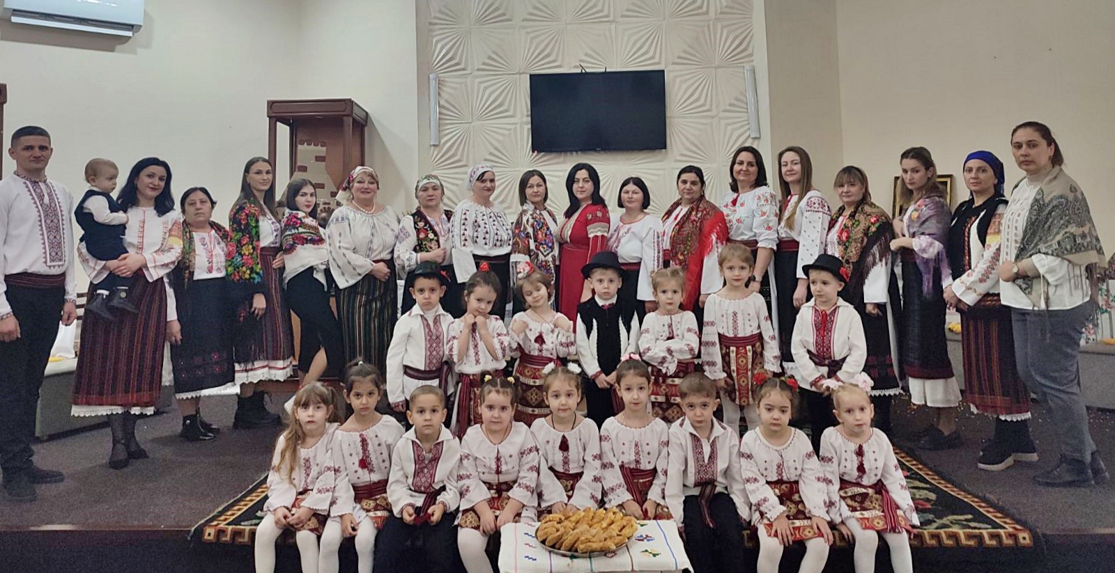 Copiii de la Grădinița nr. 9 „Mărțișor” la clacă, în ajun de Sfântul Andrei În ajunul sărbătorii de Sfântul Andrei