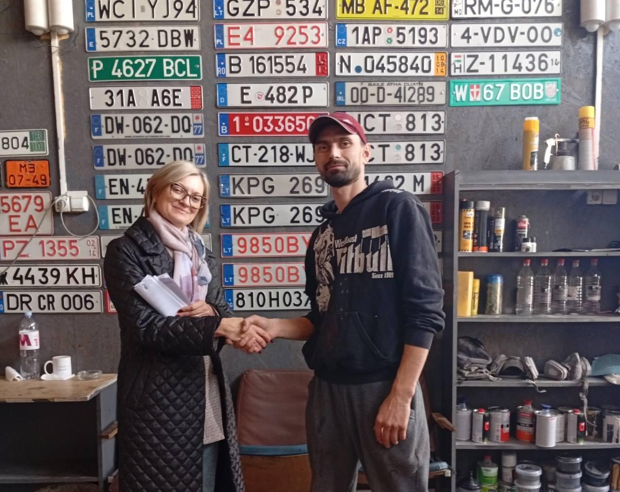 Oameni care construiesc comunități